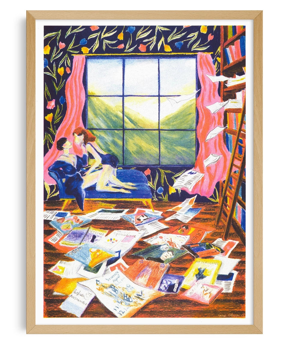 Poster Paper Jam: poster incorniciato con una coppia sul divano e fogli sparsi sul pavimento