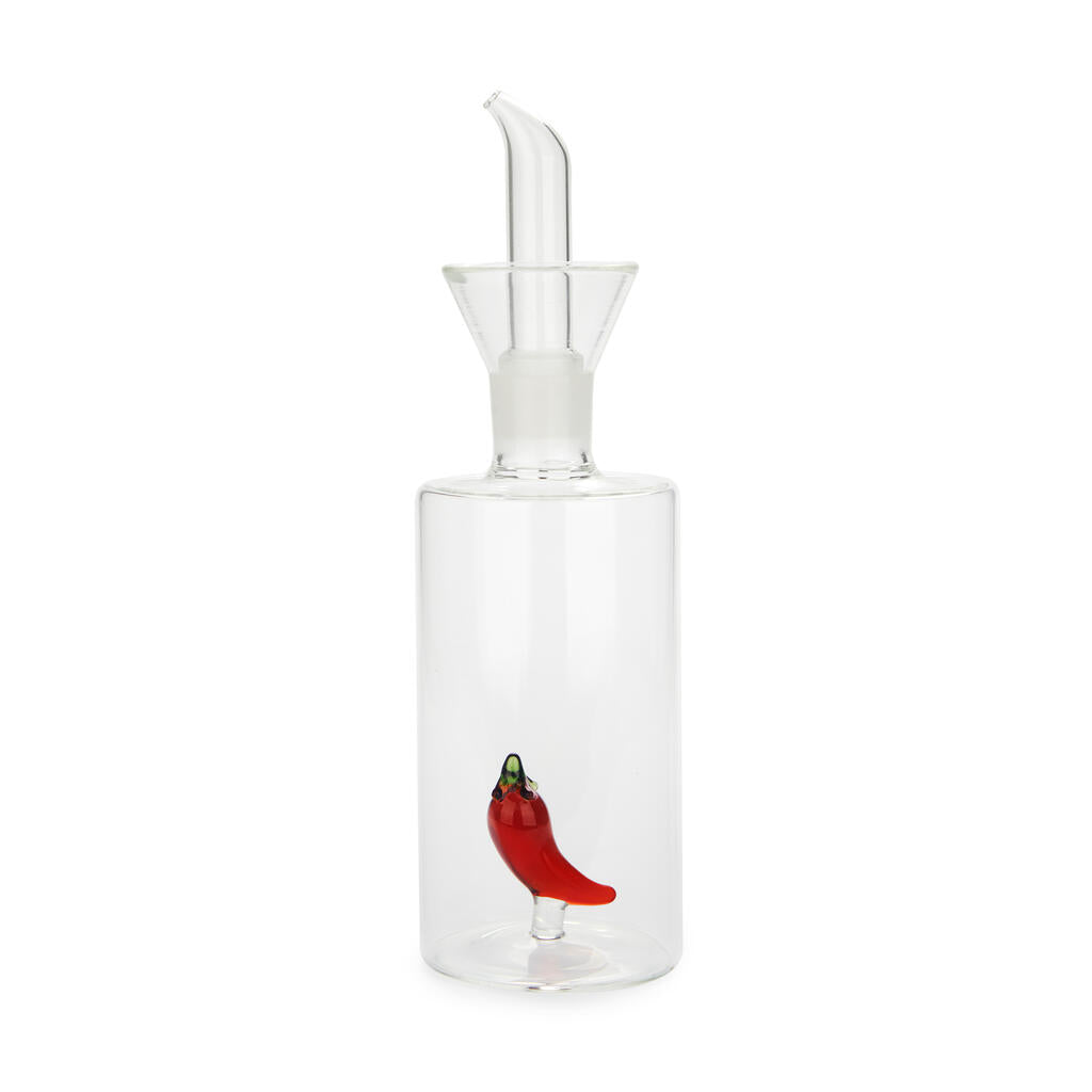 Oliera in vetro trasparente con beccuccio e un peperoncino rosso dentro, su bianco