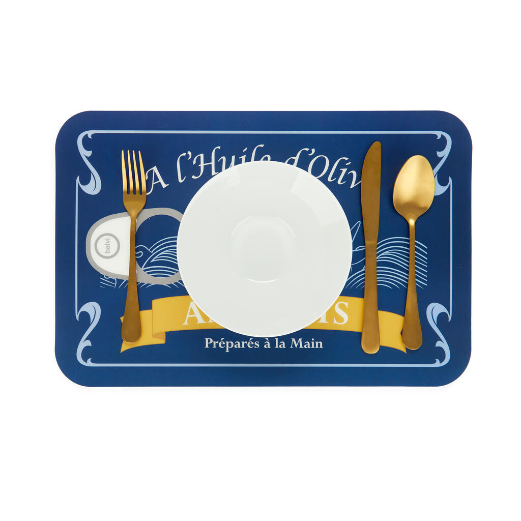 Tovaglietta Conserverie x4: la tovaglietta blu anchois apparecchiata con posate dorate.