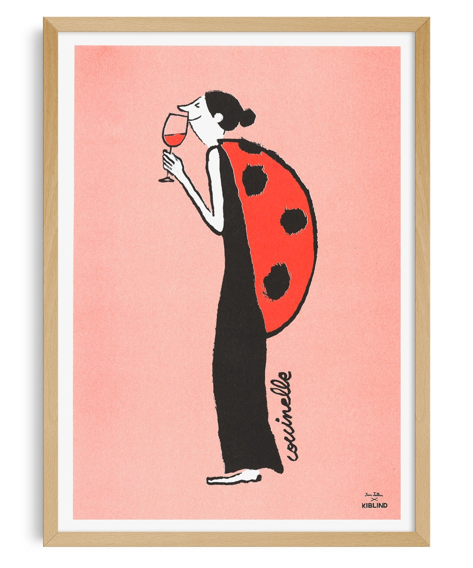 Poster Ladybug: poster incorniciato con una donna vestita da coccinella che beve un calice di vino