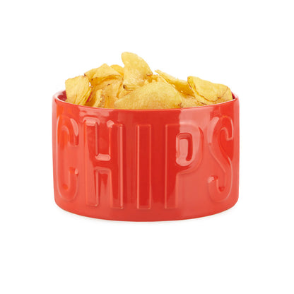 Ciotola rossa con la scritta a rilievo CHIPS, piena di patatine, su sfondo bianco