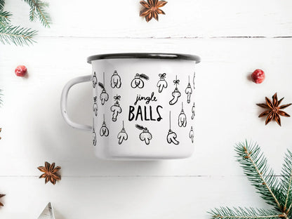 Tazza Jingle Balls: tazza smaltata con palline natalizie disegnate e la scritta «jingle BALLS», tra pino e anice stellato.