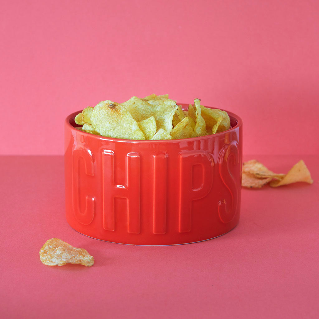 Ciotola Snack Chips rossa piena di patatine, su sfondo rosa