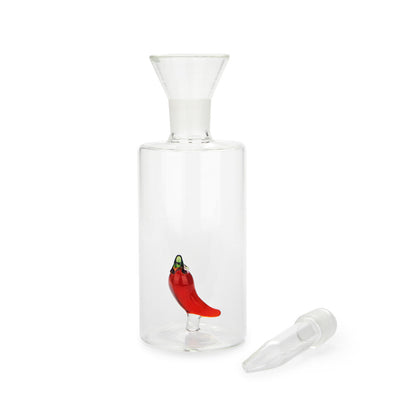 Oliera Chilli: la bottiglia vuota col peperoncino di vetro e il tappo bianco a parte.