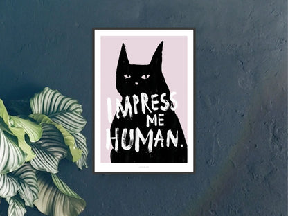 Poster Impress Me incorniciato, illustrazione di un gatto nero con la scritta Impress Me Human.