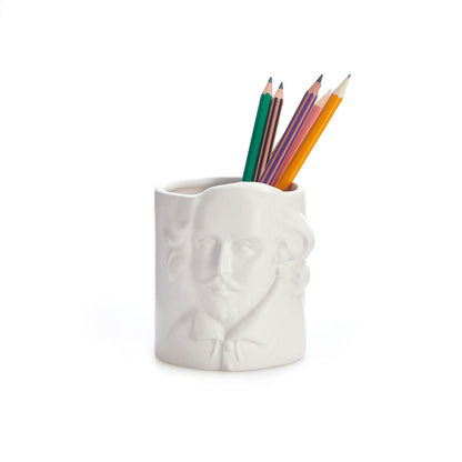 Stesso porta matite Shakespeare con matite colorate infilate dentro