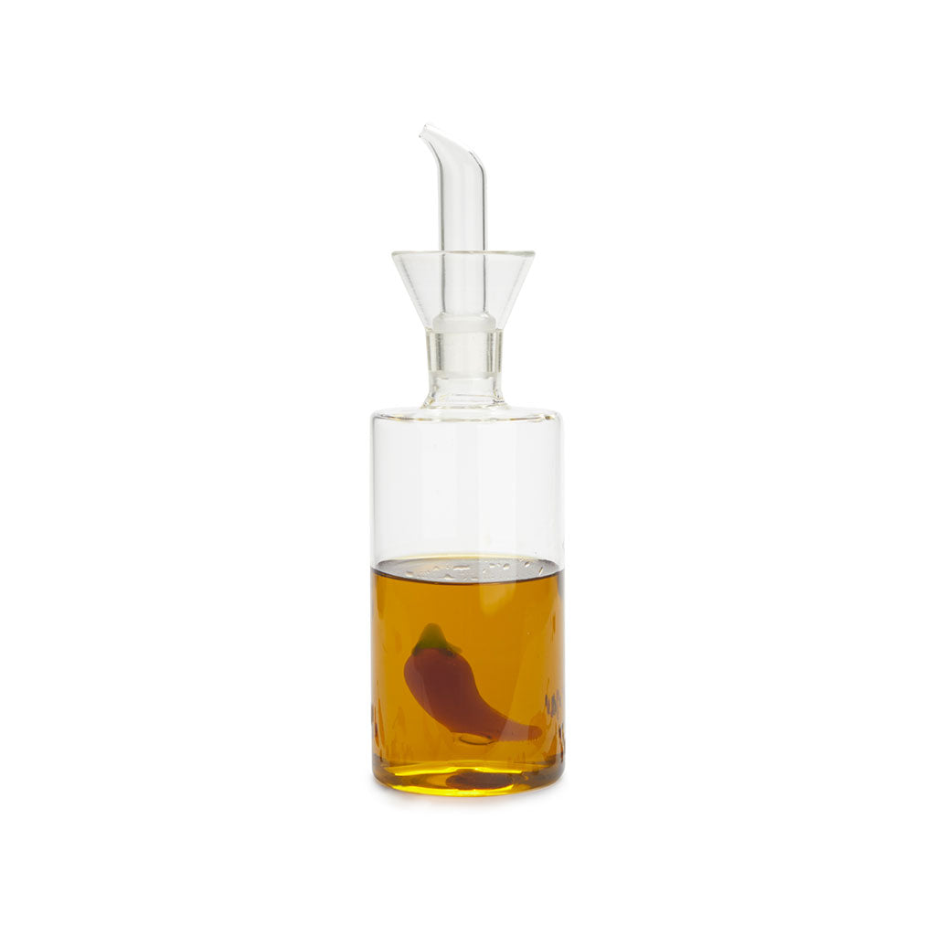 Oliera Chilli: l'oliera piena d'olio con il peperoncino di vetro, sfondo bianco.