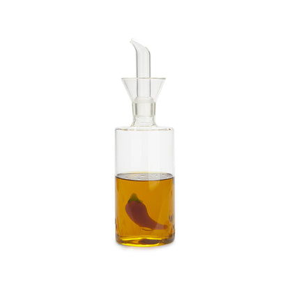 Oliera Chilli: l'oliera piena d'olio con il peperoncino di vetro, sfondo bianco.