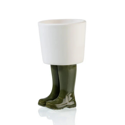 Vaso Piccolo Stivali Wellington verde, con una pianta a foglie larghe, isolato su sfondo bianco.