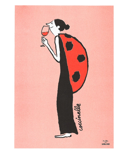 Poster Ladybug incorniciato in legno chiaro, donna vestita da coccinella su sfondo rosa