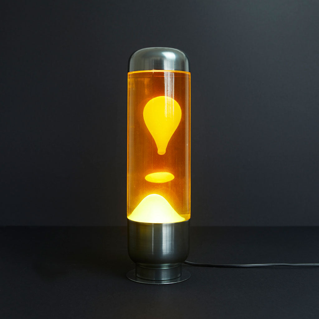Stessa lampada lava accesa, con bolla gialla luminosa su sfondo scuro
