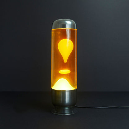 Stessa lampada lava accesa, con bolla gialla luminosa su sfondo scuro