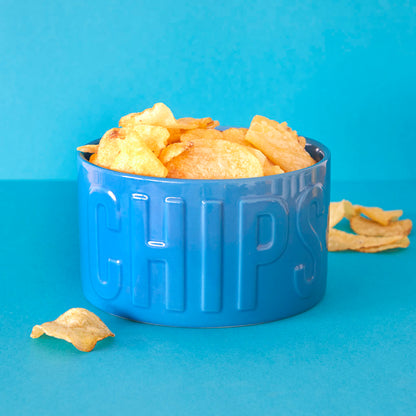 Ciotola Snack Chips azzurra piena di patatine, con alcune sparse sullo sfondo azzurro