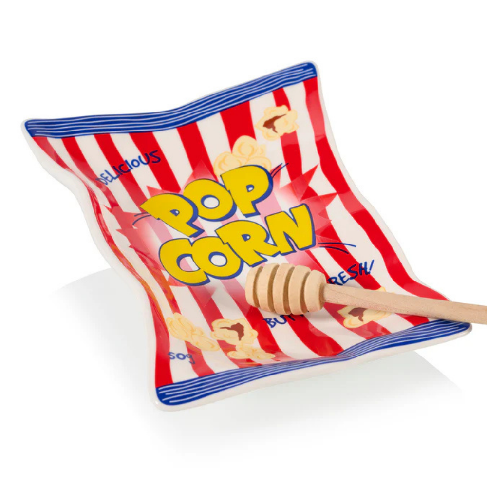 Vassoio Pop Corn: vassoio a forma di sacchetto di popcorn a righe rosse, con un cucchiaio di legno per il miele sopra.