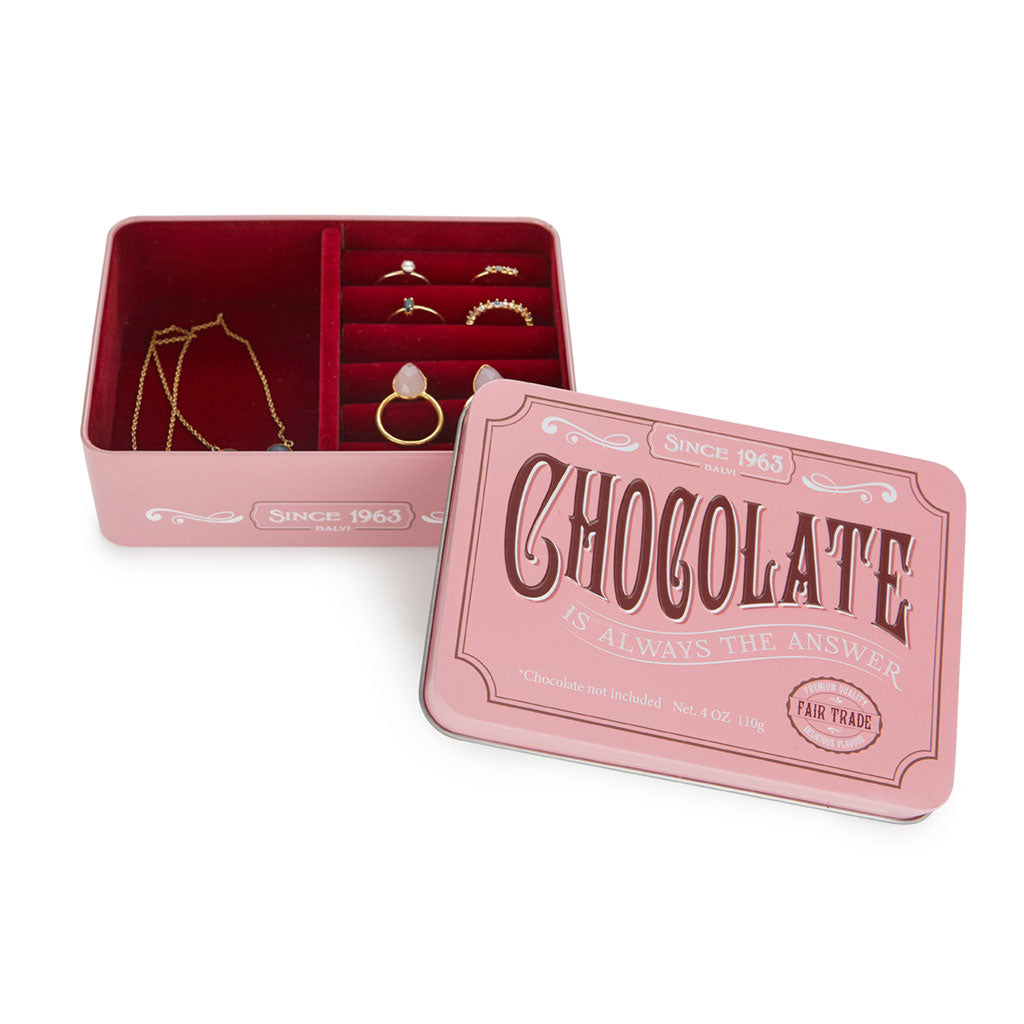 Portagioie Chocolate: scatola di latta rosa a forma di tavoletta di cioccolato, aperta con gioielli dentro