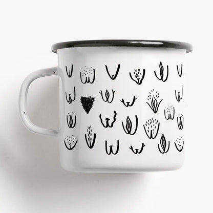 Tazza Vulvarines: tazza bianca con piccoli disegni neri a forma di foglia e petalo sparsi sulla superficie.