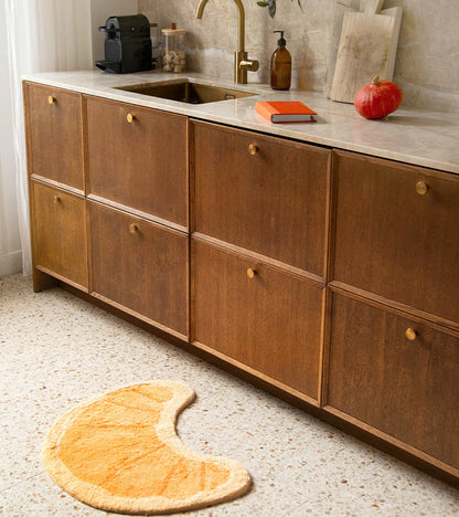 Croissant rug, close-up on the honey and cream striped texture
