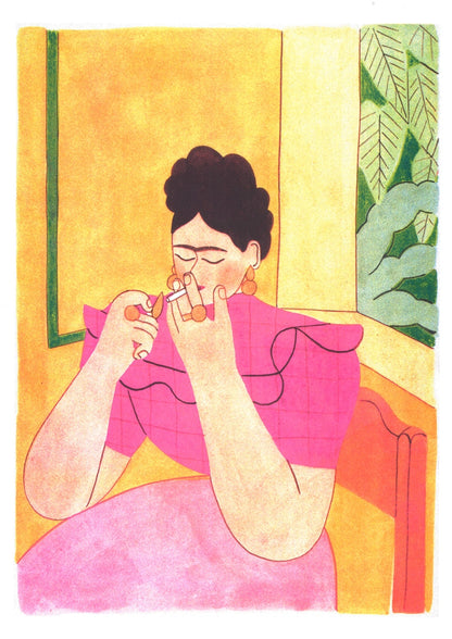 Poster Frida Kahlo: stesso poster senza cornice, con la pianta verde vicino alla finestra