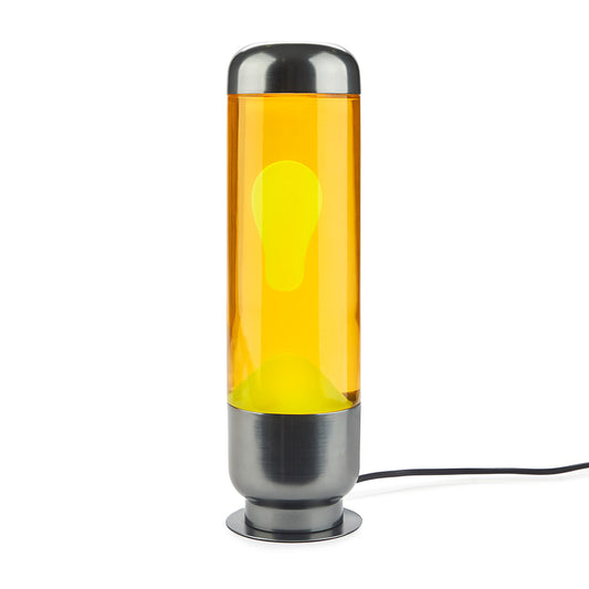 Lampada lava arancione con base argentata, spenta, su sfondo bianco