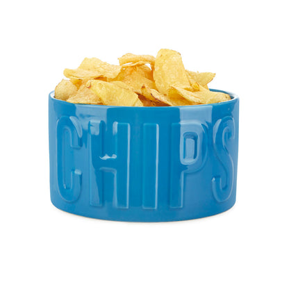 Ciotola Snack Chips azzurra piena di patatine, su sfondo bianco