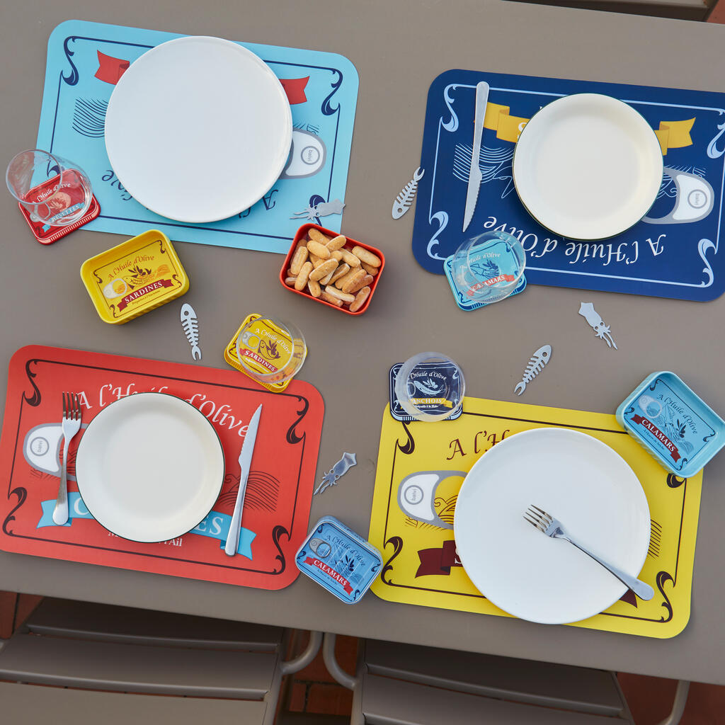 Tovaglietta Conserverie x4: il tavolo apparecchiato dall'alto con le quattro tovagliette.
