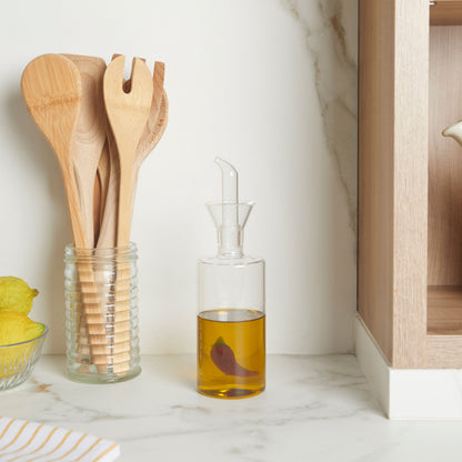 Oliera Chilli: l'oliera sul piano cucina accanto ai limoni e agli utensili di legno.