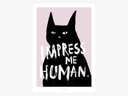 Poster Impress Me: illustrazione di un gatto nero su sfondo rosa con la scritta «IMPRESS ME HUMAN.», senza cornice.