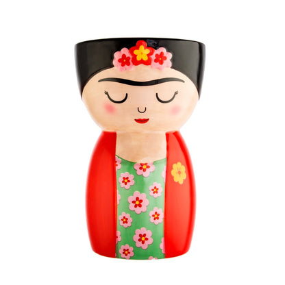 Vaso Frida: figura in ceramica con abito rosso, vestito verde a fiori e fiori tra i capelli neri raccolti.