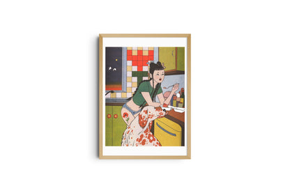 Poster Spuntino di Mezzanotte incorniciato in legno chiaro, donna in cucina di notte con un gatto nero