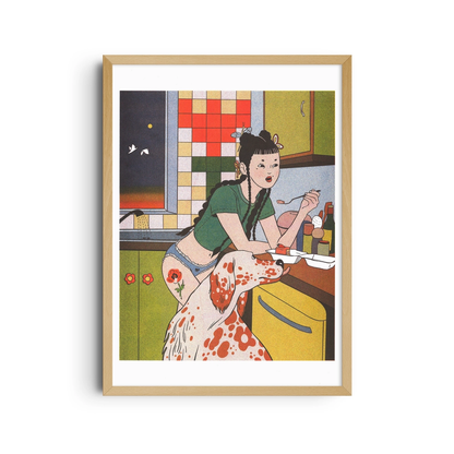 Poster Spuntino di Mezzanotte: poster incorniciato con una donna in cucina appoggiata a un cane dalmata