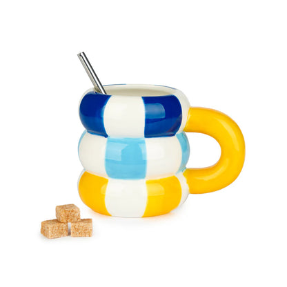 Floats Gialla mug with a metal straw and brown sugar cubes beside it