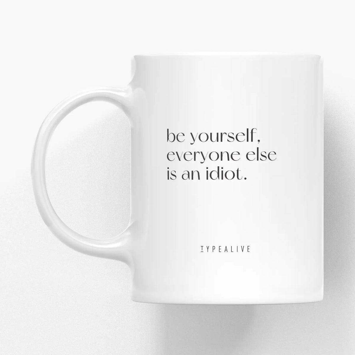 Tazza Be Yourself: a white mug printed with the fine-lettered words 'be yourself, everyone else is an idiot.'