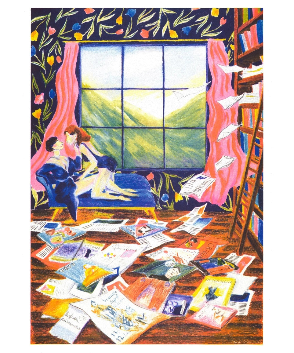 Poster Paper Jam, coppia abbracciata su un divano blu davanti a una finestra, riviste sparse a terra