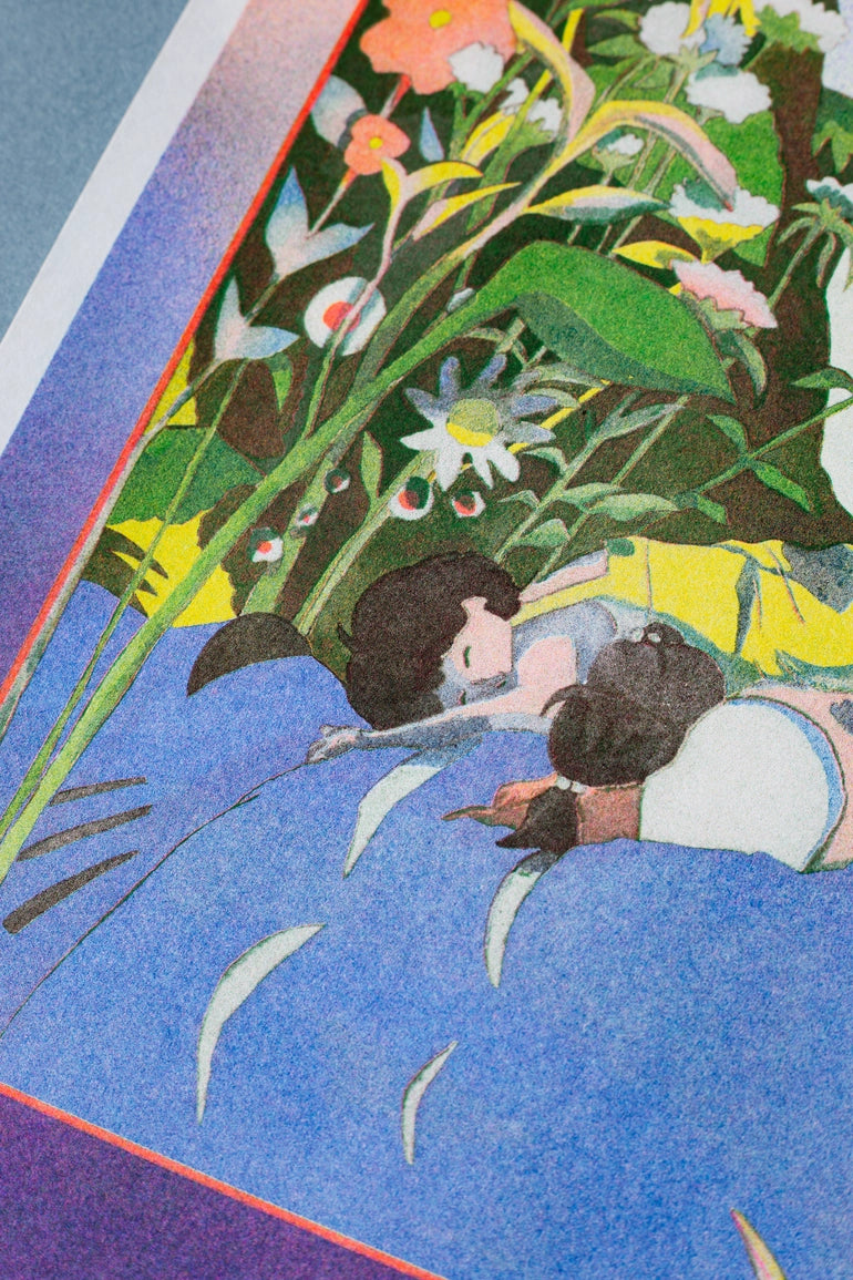 Poster Sogno Totoro, dettaglio ravvicinato di due figure sdraiate tra le foglie su sfondo blu