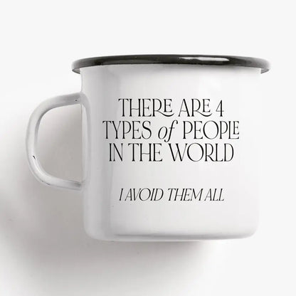 Tazza Avoid: a white mug printed with 'THERE ARE 4 TYPES OF PEOPLE IN THE WORLD, I AVOID THEM ALL'.
