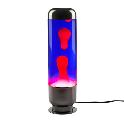 Lampada lava con base nera e liquido blu con bolle rosse, spenta, su sfondo bianco