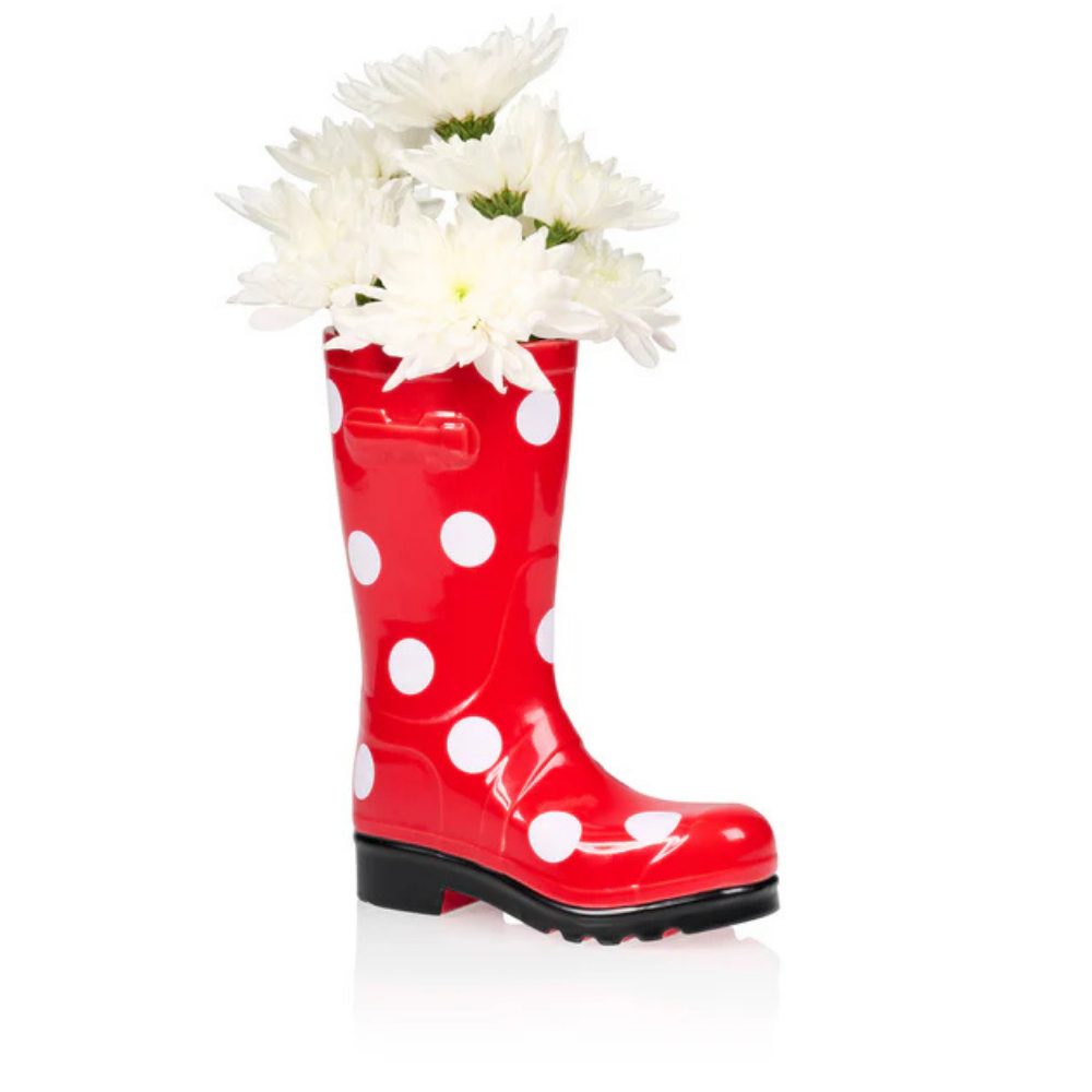 Vaso Stivale Wellington Pois: a red polka-dot wellington boot used as a vase, holding white daisies.