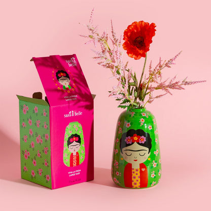 Vaso Frida Floral next to its pink floral box, holding a single red poppy flower.