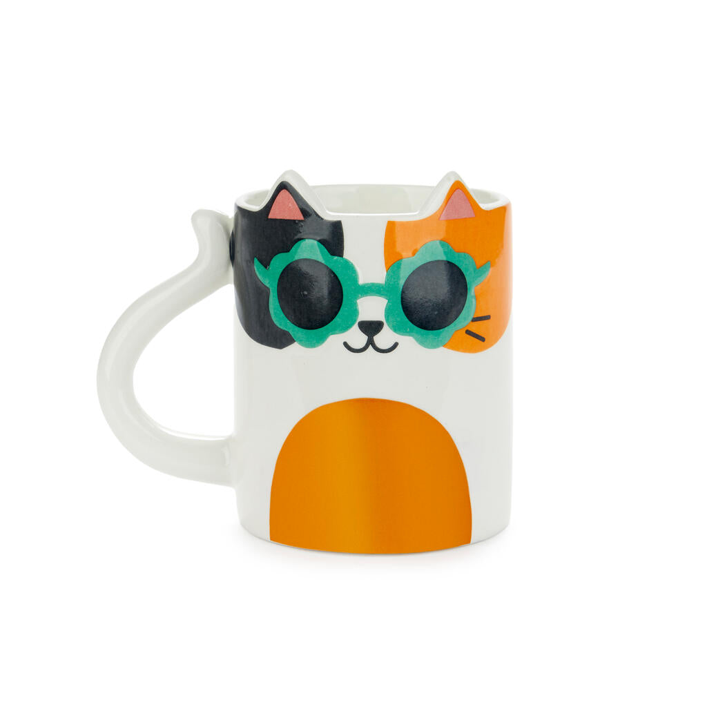Tazza Cool Cat Calico: tazza bianca e arancione a forma di gatto con occhiali verdi, su sfondo bianco