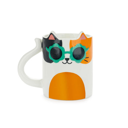 Tazza Cool Cat Calico: tazza bianca e arancione a forma di gatto con occhiali verdi, su sfondo bianco