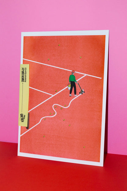 Poster Tennis appoggiato su sfondo rosa, un uomo che traccia le righe bianche su un campo rosso