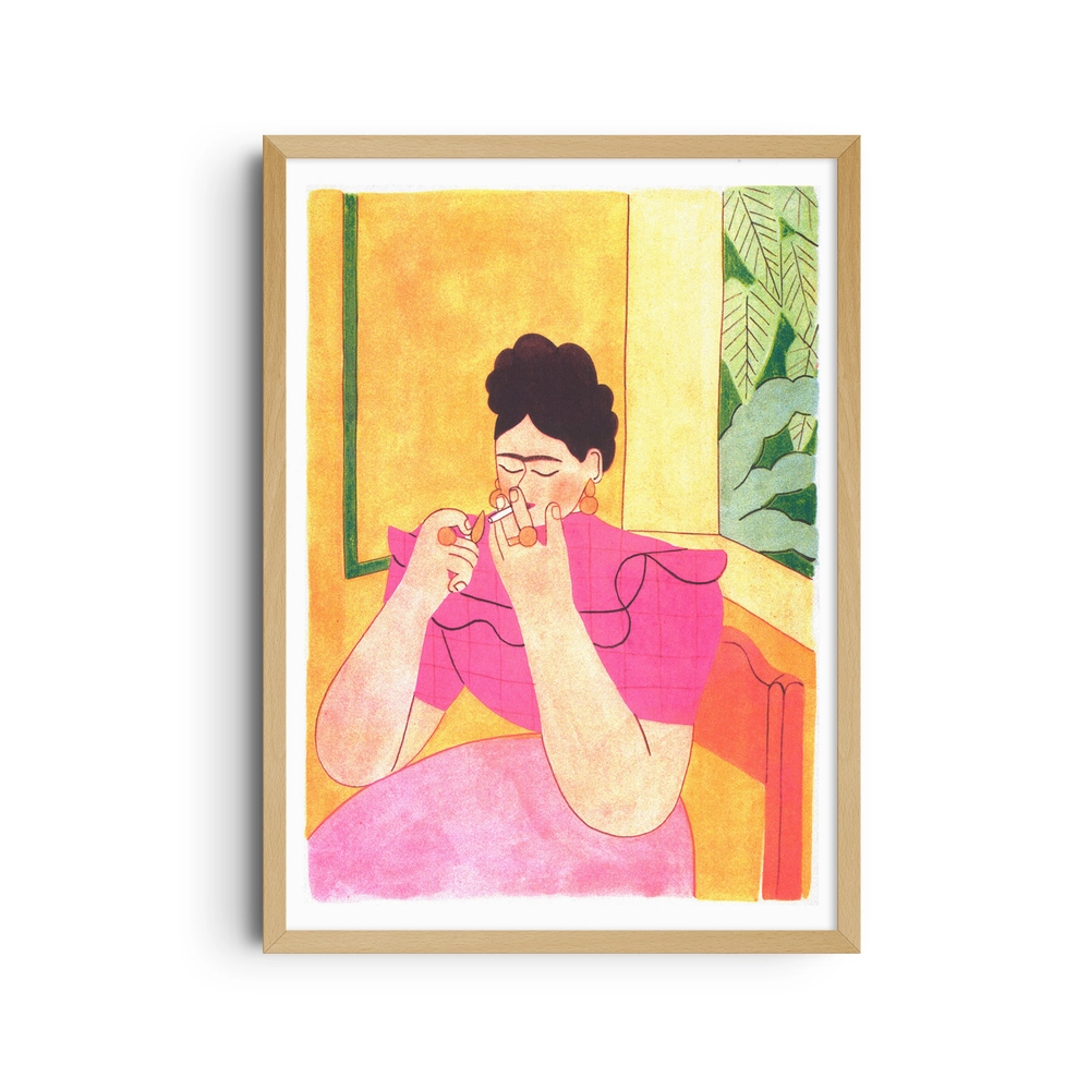 Poster Frida Kahlo: poster incorniciato con una donna in abito rosa che accende una sigaretta