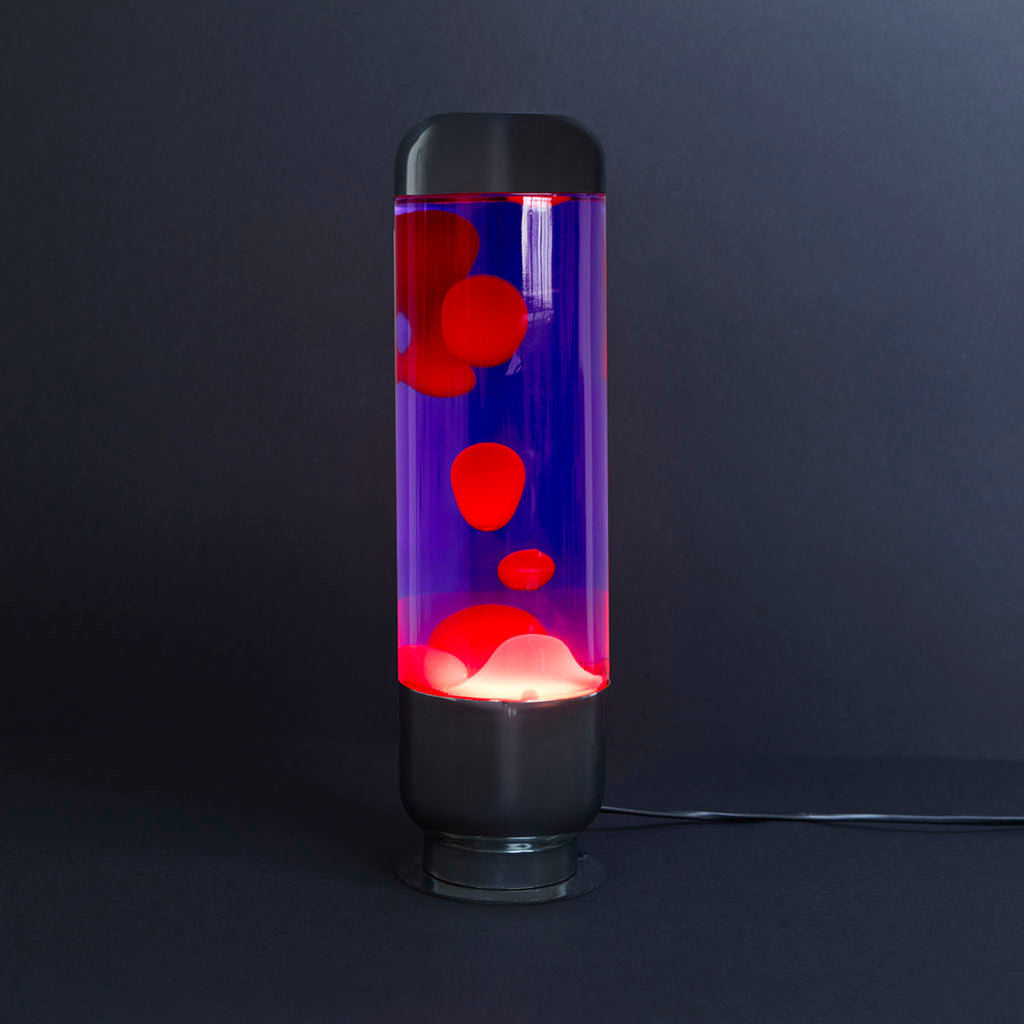 Stessa lampada lava accesa, con le bolle rosse illuminate su sfondo scuro