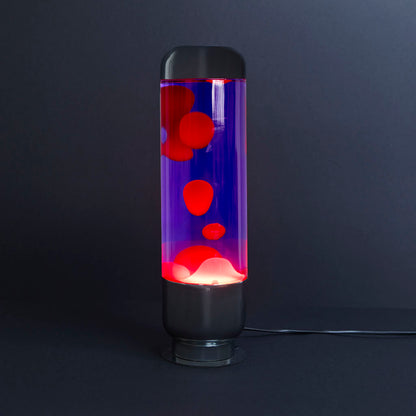 Stessa lampada lava accesa, con le bolle rosse illuminate su sfondo scuro