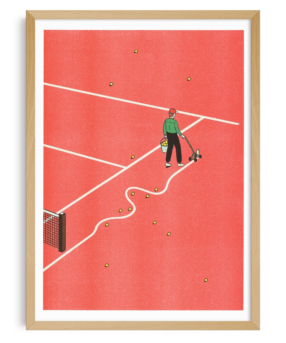 Poster incorniciato con una persona che raccoglie palline su un campo da tennis rosso
