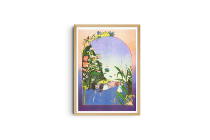 Poster Sogno Totoro incorniciato in legno chiaro, un arco di fiori su un paesaggio viola e azzurro