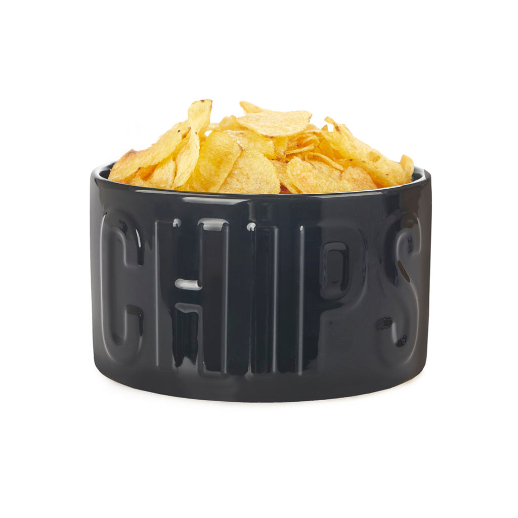 Ciotola Snack Chips nera piena di patatine, su sfondo bianco