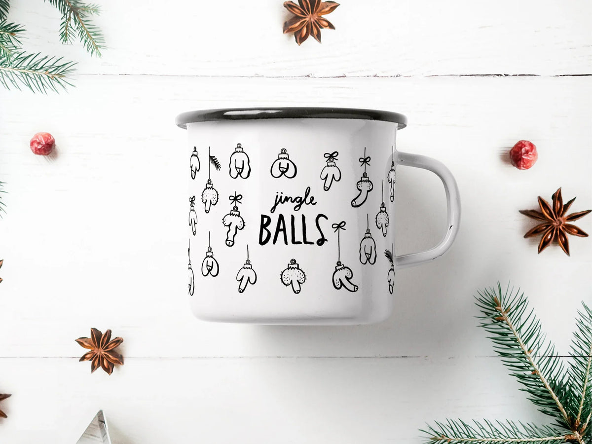 La Tazza Jingle Balls vista da un'angolazione leggermente diversa, nella stessa ambientazione natalizia.