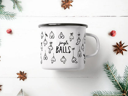 La Tazza Jingle Balls vista da un'angolazione leggermente diversa, nella stessa ambientazione natalizia.