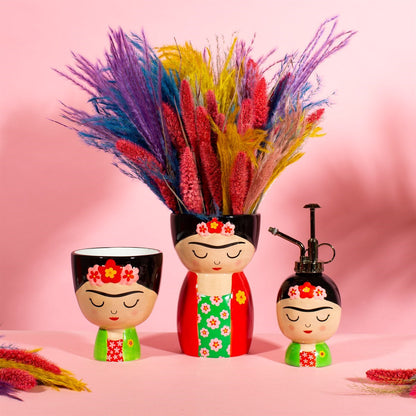 Vaso Frida in tre misure con erba pampas colorata, su sfondo rosa.
